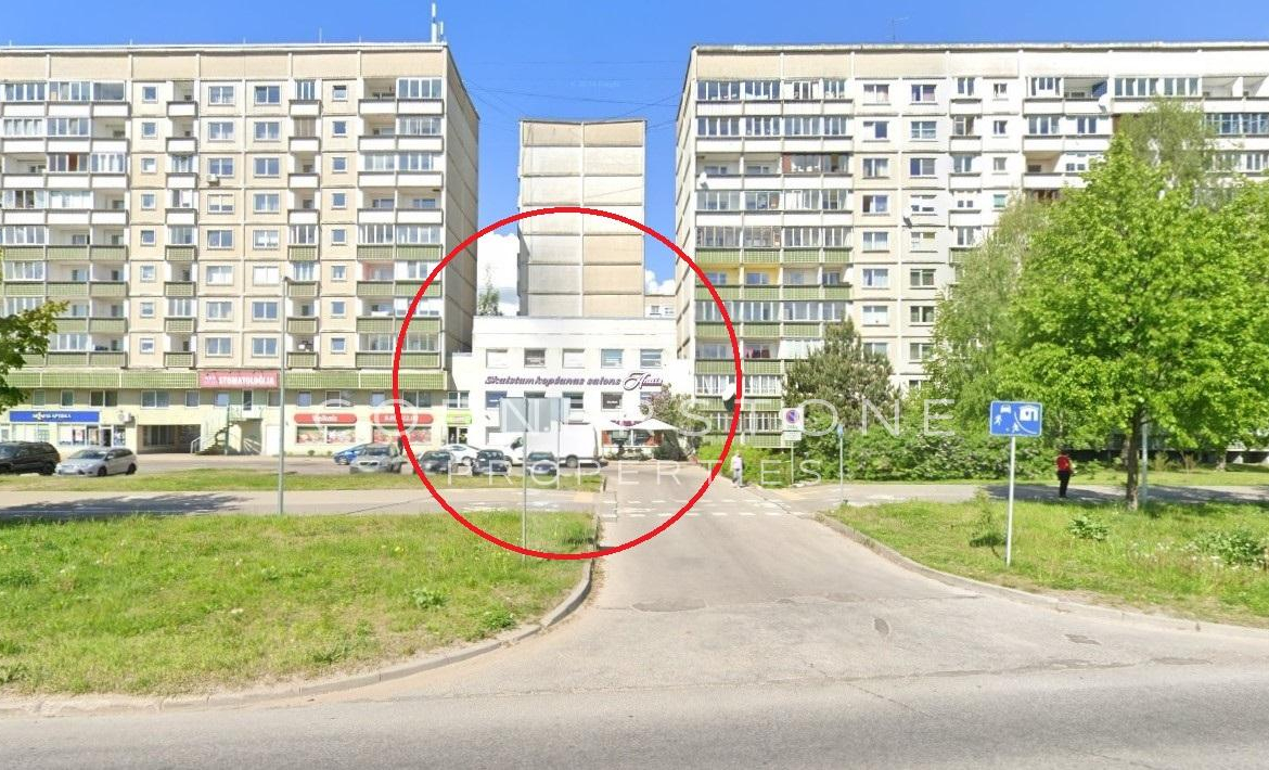 Pārdod daudzfunkcionālu ēku Ziepniekkalnā