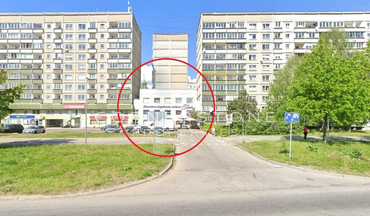Pārdod daudzfunkcionālu ēku Ziepniekkalnā