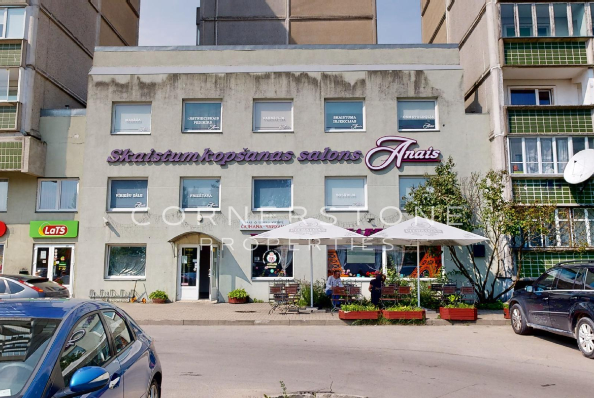 Pārdod daudzfunkcionālu ēku Ziepniekkalnā
