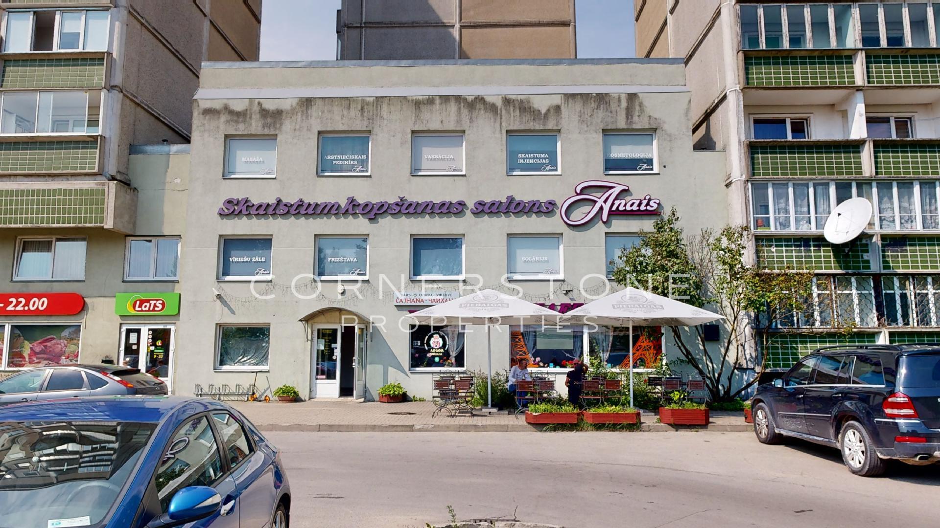 Pārdod daudzfunkcionālu ēku Ziepniekkalnā