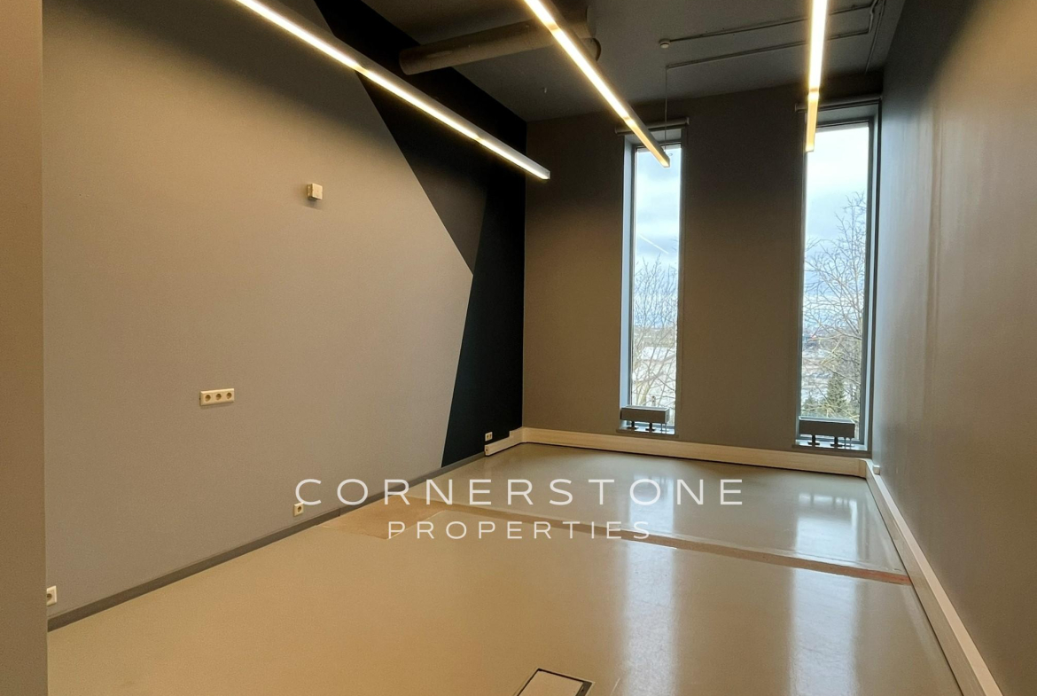 Birojs 354 m², Toma ielā 4