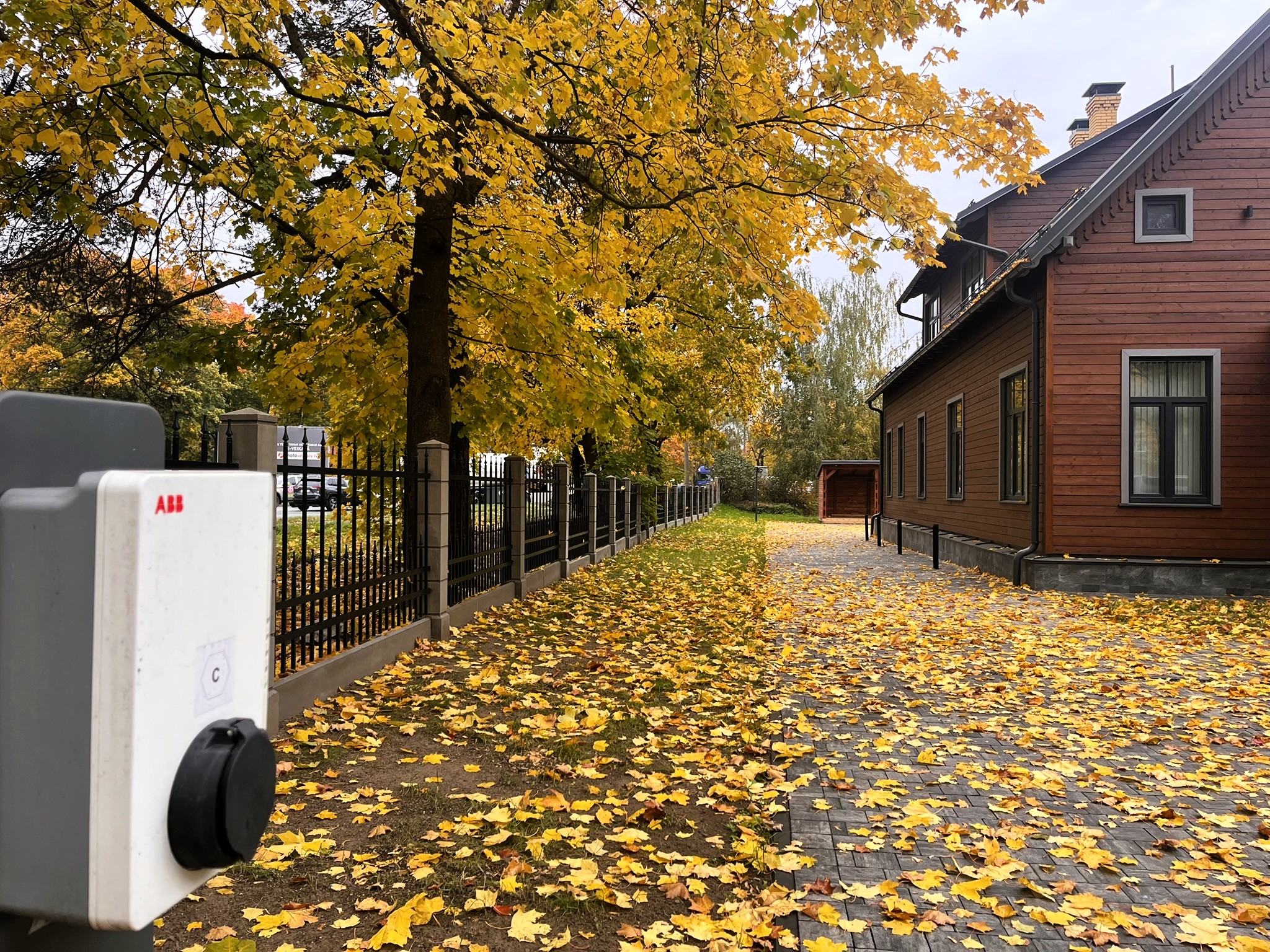 Biroja ēka Torņkalnā Vienības gatvē 57