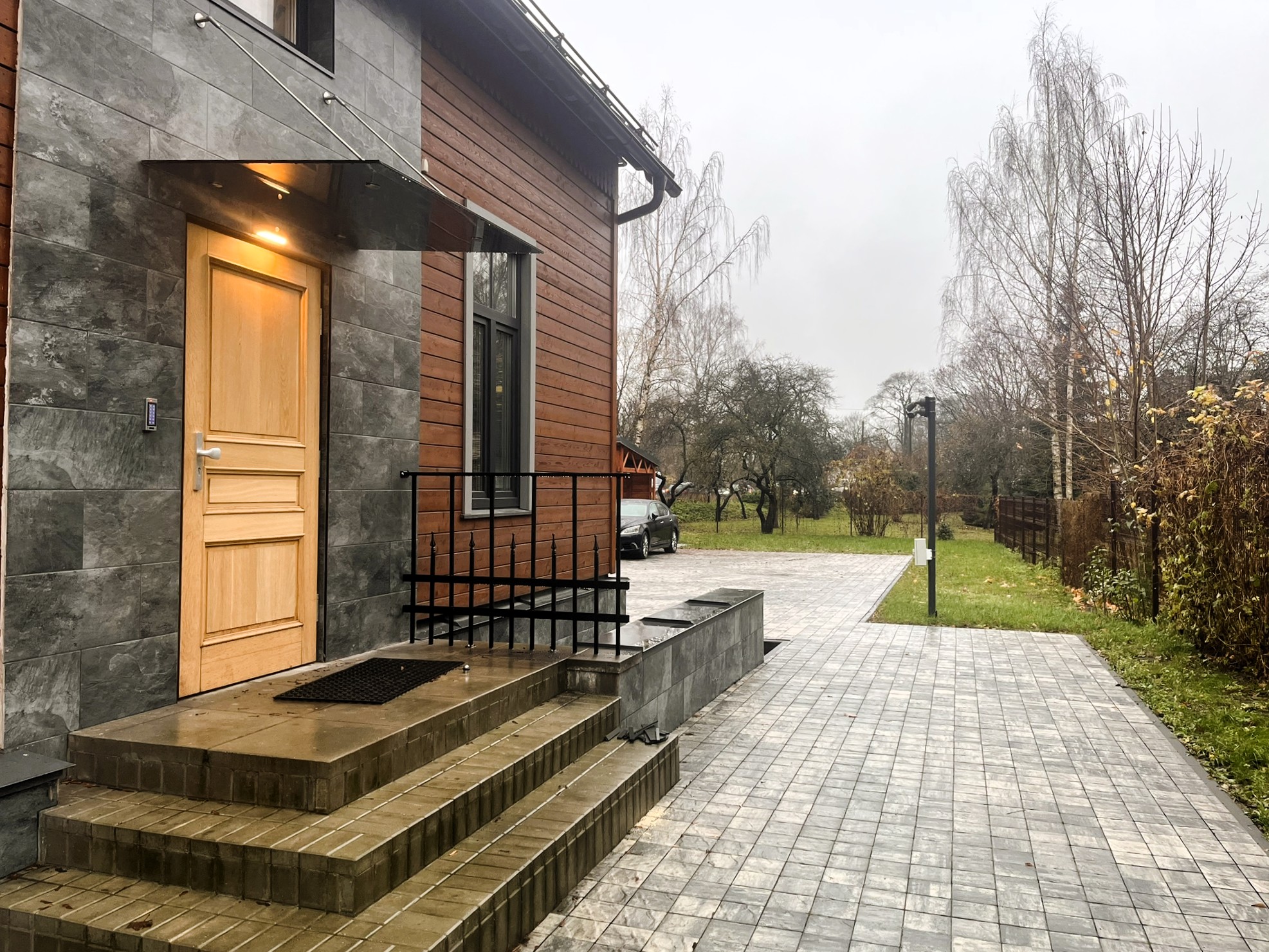 Biroja ēka Torņkalnā Vienības gatvē 57