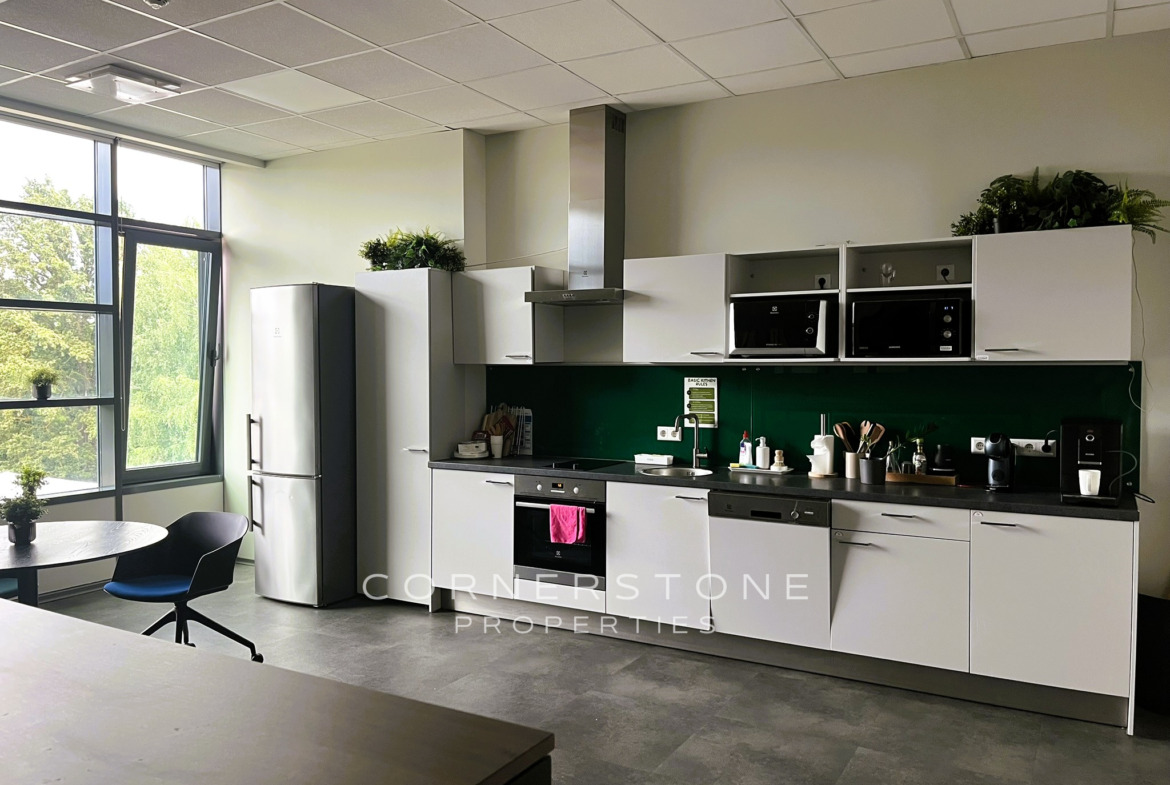 Biroja telpas 130 m2, Vienības gatvē 109